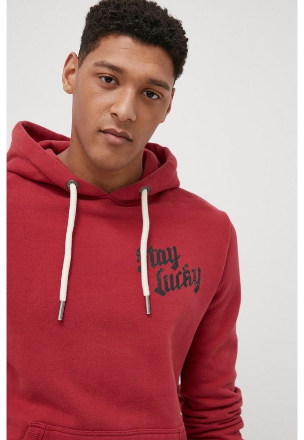Superdry Bluza męska kolor czerwony z kapturem z nadrukiem. Okazja: na co dzień. Typ kołnierza: kaptur. Kolor: czerwony. Wzór: nadruk. Styl: casual