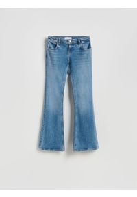 Reserved - Jeansy flare z niskim stanem - niebieski. Stan: obniżony. Kolor: niebieski #1
