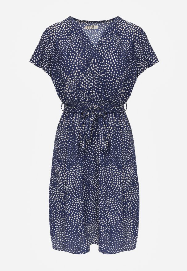 Renee - Granatowa Sukienka Oreithonia. Typ kołnierza: dekolt w serek, dekolt kopertowy. Kolor: niebieski. Długość rękawa: krótki rękaw. Wzór: nadruk. Typ sukienki: kopertowe, oversize. Długość: mini