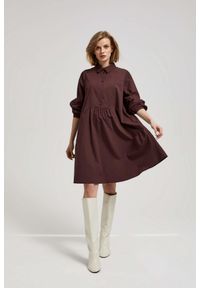 MOODO - Koszulowa sukienka brązowa. Kolor: brązowy. Materiał: bawełna, poliester, elastan. Typ sukienki: koszulowe