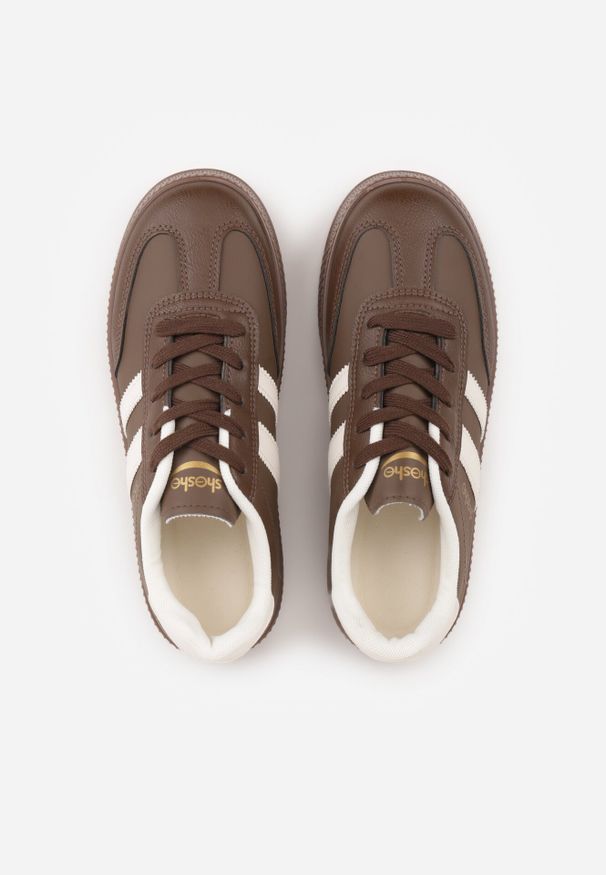 Born2be - Brązowe Sneakersy w Stylu Tenisówek z Paskami na Boku Saliena. Okazja: na co dzień. Zapięcie: pasek. Kolor: brązowy. Materiał: jeans, skóra