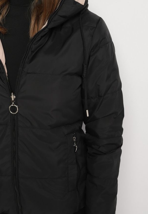 Born2be - Ciemnobeżowa Dwustronna Kurtka Pikowana Ozdobiona Sznurkami Mivvena. Okazja: na co dzień. Kolor: beżowy. Materiał: jeans. Długość rękawa: długi rękaw. Długość: długie. Wzór: aplikacja. Styl: casual