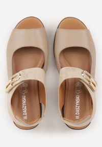 Born2be - Beżowe Sandały ze Skóry Naturalnej na Koturnie z Metaliczną Ozdobą i Cyrkoniami Charevera. Okazja: na co dzień. Zapięcie: rzepy. Kolor: beżowy. Materiał: skóra. Wzór: aplikacja. Obcas: na koturnie. Styl: elegancki, casual #5