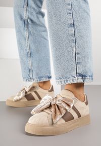 Born2be - Ciemnobeżowe Sneakersy Typu Tenisówki z Welurową Kokardą Anorisse. Okazja: na co dzień. Kolor: beżowy. Materiał: welur