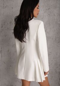 Renee - Biała Rozkloszowana Sukienka Marynarka VICES z Usztywnianymi Ramionami Ilarita. Okazja: do pracy, na spotkanie biznesowe. Kolor: biały. Styl: biznesowy #7