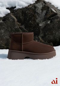 Renee - Ciemnobrązowe Śniegowce z Imitacji Zamszu o Wsuwanym Fasonie na Platformie Reilessa. Kolor: brązowy. Materiał: zamsz. Obcas: na platformie. Styl: klasyczny #1