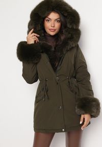 Born2be - Ciemnozielona Kurtka Parka z Futerkiem i Ściągaczem Hegade. Kolor: zielony. Materiał: futro. Wzór: aplikacja #1