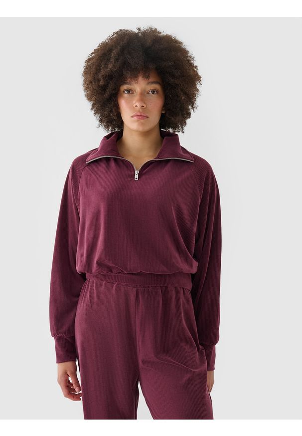 4f - 4F Bluza dresowa z weluru nierozpinana bez kaptura damska - czerwona L. Okazja: na co dzień. Typ kołnierza: bez kaptura. Kolor: czerwony. Materiał: welur, dresówka. Długość rękawa: raglanowy rękaw. Wzór: prążki, jednolity. Styl: klasyczny, casual, sportowy