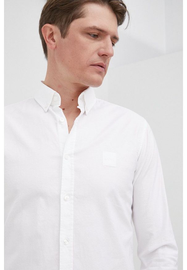 BOSS koszula Boss Casual 50467324 męska kolor biały slim z kołnierzykiem button-down. Okazja: na co dzień. Typ kołnierza: button down. Kolor: biały. Długość rękawa: długi rękaw. Długość: długie. Styl: casual