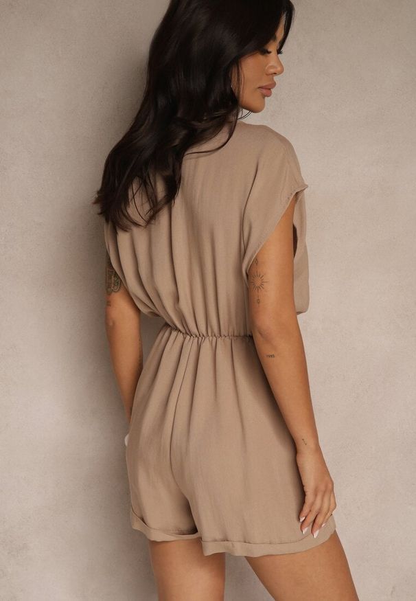 Renee - Ciemnobeżowy Krótki Kombinezon z Kopertowym Dekoltem z Wiskozy Ariamia. Kolor: beżowy. Materiał: wiskoza. Długość: krótkie. Styl: elegancki