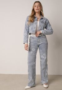 Born2be - Niebieska Krótka Kurtka Jeansowa z Bawełną i Wiskozą w Kwiatowy Wzór Neanelith. Okazja: na co dzień. Kolor: niebieski. Materiał: wiskoza, jeans, bawełna. Długość: krótkie. Wzór: kwiaty. Styl: casual, elegancki #3