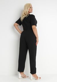 Born2be - Czarny Kombinezon Panomeda. Kolekcja: plus size. Kolor: czarny. Materiał: tkanina. Długość rękawa: krótki rękaw. Długość: krótkie. Wzór: gładki, jednolity, kolorowy. Styl: klasyczny #6