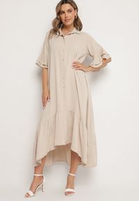 Born2be - Beżowa Sukienka Koszulowa z Ozdobną Falbanką Daviravie. Okazja: na co dzień. Kolor: beżowy. Typ sukienki: koszulowe. Styl: elegancki, casual, klasyczny #1