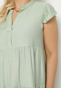 Born2be - Jasnozielona Sukienka o Rozkloszowanym Kroju z Dekoltem w Serek Meverina. Okazja: na co dzień. Typ kołnierza: dekolt w serek. Kolor: zielony. Długość rękawa: krótki rękaw. Wzór: aplikacja. Typ sukienki: proste, rozkloszowane. Styl: casual, elegancki #6