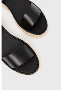 Truffle Collection sandały Lilo damskie kolor czarny na platformie. Zapięcie: klamry. Kolor: czarny. Materiał: materiał, guma. Wzór: gładki. Obcas: na platformie
