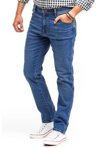 Wrangler - WRANGLER TEXAS SLIM MĘSKIE SPODNIE JEANSOWE BANGING W12SHN58Q