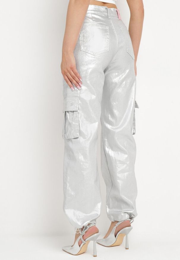 Born2be - Srebrne Szerokie Spodnie Bojówki o Metalicznym Efekcie Ekklla. Kolor: srebrny. Wzór: aplikacja