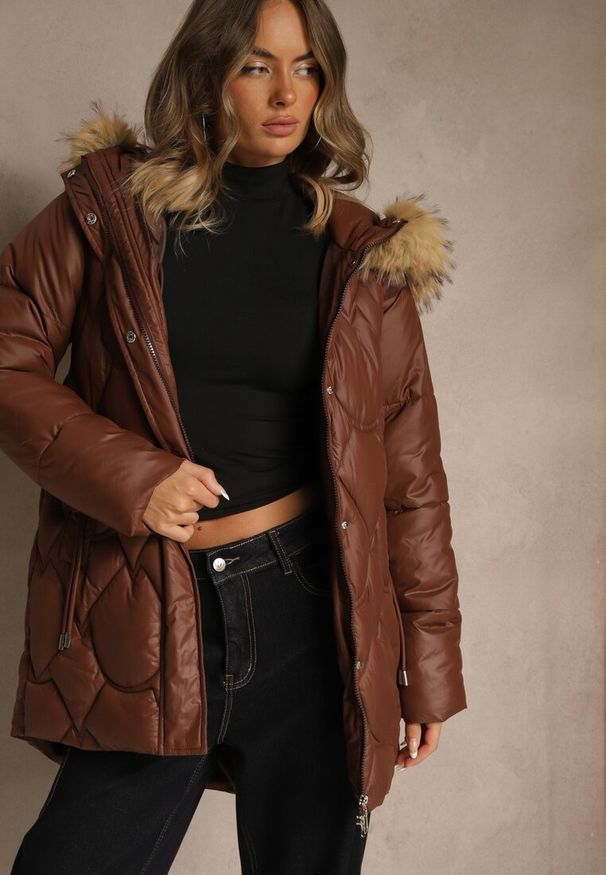 Renee - Brązowa Kurtka z Pikowanymi Przeszyciami i Kapturem z Futerkiem Olarissa. Okazja: na spacer. Kolor: brązowy. Materiał: futro. Sezon: zima, jesień. Styl: klasyczny