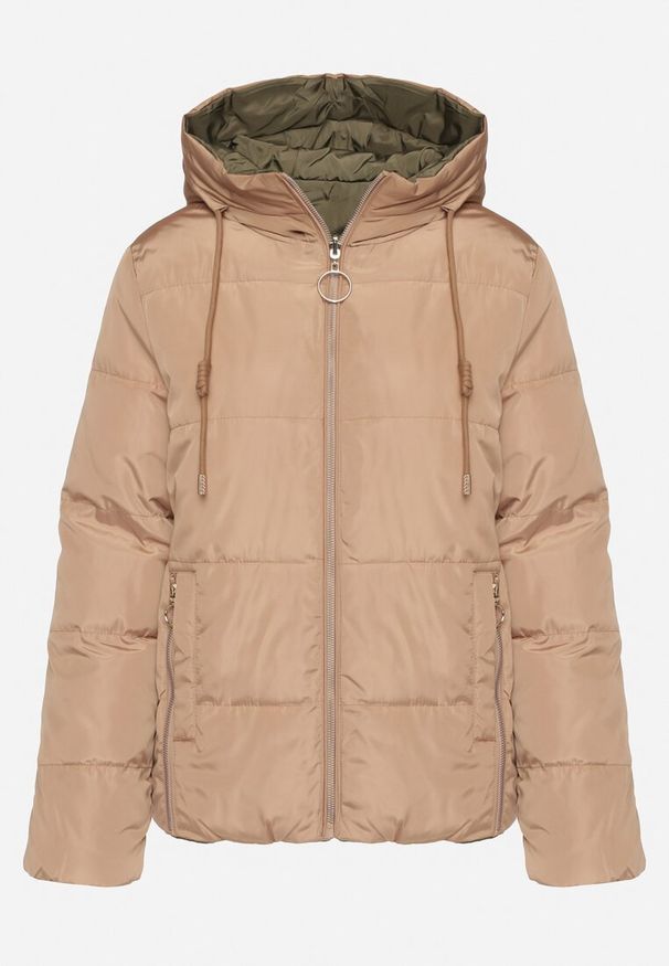 Born2be - Ciemnobeżowa Dwustronna Pikowana Kurtka z Kapturem Ściągana przy Rękawach Nevelas. Okazja: na co dzień, na spacer. Typ kołnierza: kaptur. Kolor: beżowy. Materiał: jeans. Wzór: aplikacja. Styl: elegancki, sportowy, casual