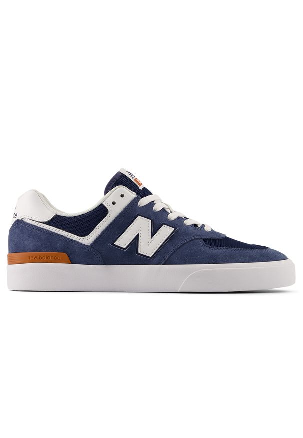 Buty męskie New Balance Numeric NM574VAN – granatowe. Kolor: niebieski. Materiał: zamsz, dresówka. Szerokość cholewki: normalna. Model: New Balance 574. Sport: skateboard
