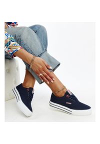 Granatowe damskie trampki na grubej podeszwie Cross Jeans niebieskie. Nosek buta: okrągły. Kolor: niebieski. Materiał: guma #4