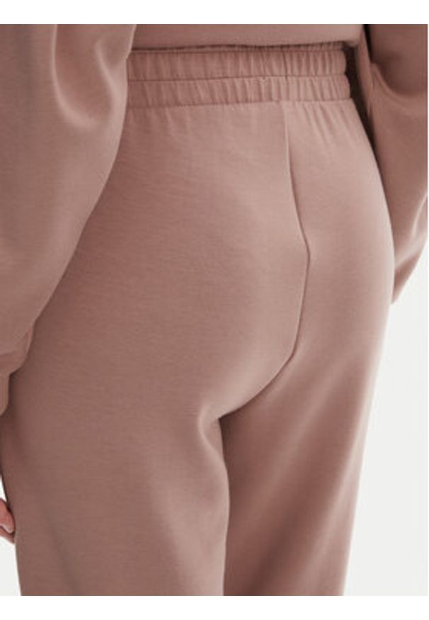 BOSS Spodnie dresowe Scuba 50545648 Beżowy Regular Fit. Kolor: beżowy. Materiał: syntetyk