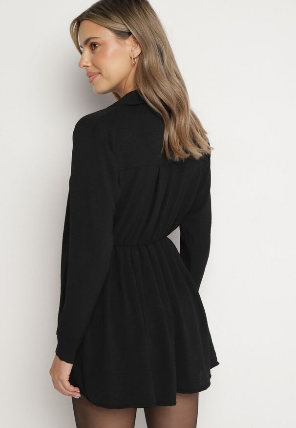 Born2be - Czarna Asymetryczna Sukienka o Koszulowym Kroju z Gumką w Talii Elodina. Kolor: czarny. Długość rękawa: długi rękaw. Typ sukienki: asymetryczne, koszulowe. Styl: elegancki, sportowy