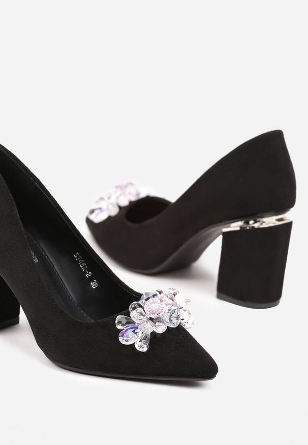 Renee - Czarno-Srebrne Czółenka Ozdobione Kryształkami na Słupku ze Szpiczastym Noskiem Isanile. Okazja: na co dzień. Nosek buta: szpiczasty. Kolor: czarny. Materiał: jeans. Wzór: aplikacja. Obcas: na słupku. Styl: casual, elegancki. Wysokość obcasa: średni