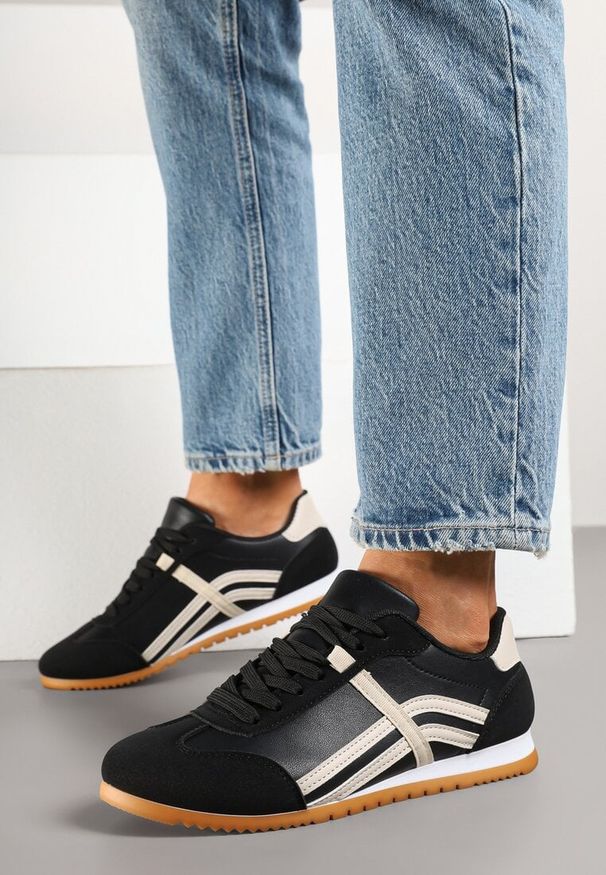 Born2be - Czarne Sneakersy z Przeszyciami i Ozdobnymi Paskami na Boku Beniffa. Okazja: na co dzień. Zapięcie: pasek. Kolor: czarny. Wzór: paski. Obcas: na obcasie. Wysokość obcasa: niski