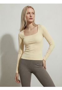 Sinsay - Prążkowana koszulka z długim rękawem - żółty. Kolor: żółty. Materiał: prążkowany. Długość rękawa: długi rękaw. Długość: długie