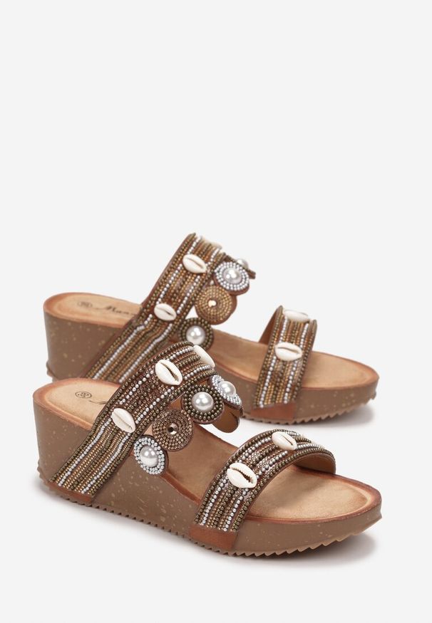 Renee - Brązowe Klapki w Stylu Boho z Muszelkami na Koturnie Lianna. Kolor: brązowy. Sezon: lato. Obcas: na koturnie. Styl: boho