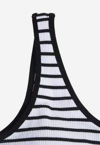 Renee - Czarno-Biały Tank Top z Prążkowanego Materiału w Print w Paski Sesarila. Okazja: na co dzień. Kolor: czarny. Materiał: materiał, prążkowany. Wzór: nadruk, paski. Styl: elegancki, klasyczny, casual #8