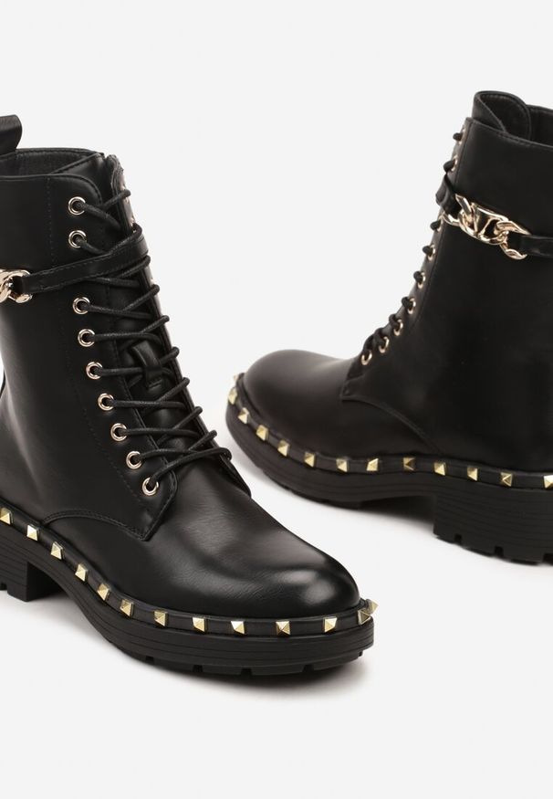 Renee - Czarne Botki Workery z Paseczkiem z Metalowym Zdobieniem i Ćwiekami Siarienne. Okazja: na imprezę. Kolor: czarny. Materiał: jeans, skóra. Wzór: aplikacja. Obcas: na płaskiej podeszwie. Styl: elegancki, rockowy