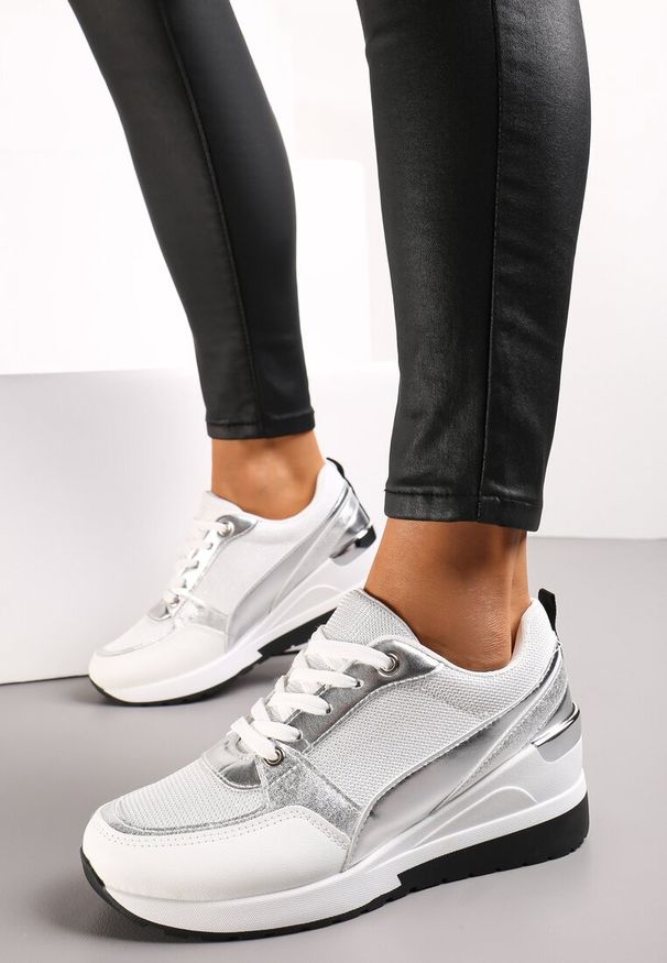 Renee - Białe Sneakersy na Koturnie z Metaliczną Wstawką Elisabene. Nosek buta: okrągły. Zapięcie: sznurówki. Kolor: biały. Materiał: materiał. Sezon: wiosna, jesień, lato. Obcas: na koturnie. Wysokość obcasa: średni
