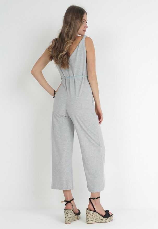 Born2be - Szary Kombinezon z Prążkowanej Dzianiny z Ozdobnym Paskiem Alicen. Kolor: szary. Materiał: dzianina, prążkowany. Długość rękawa: bez rękawów. Sezon: wiosna, lato