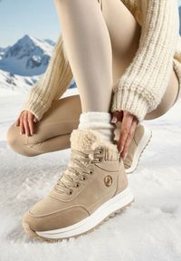 Born2be - Ciemnobeżowe Sneakersy Mocno Ocieplone Sztucznym Futerkiem Rosanas. Okazja: na spacer. Nosek buta: okrągły. Zapięcie: sznurówki. Kolor: beżowy. Materiał: futro. Obcas: na obcasie. Wysokość obcasa: niski. Sport: turystyka piesza #1