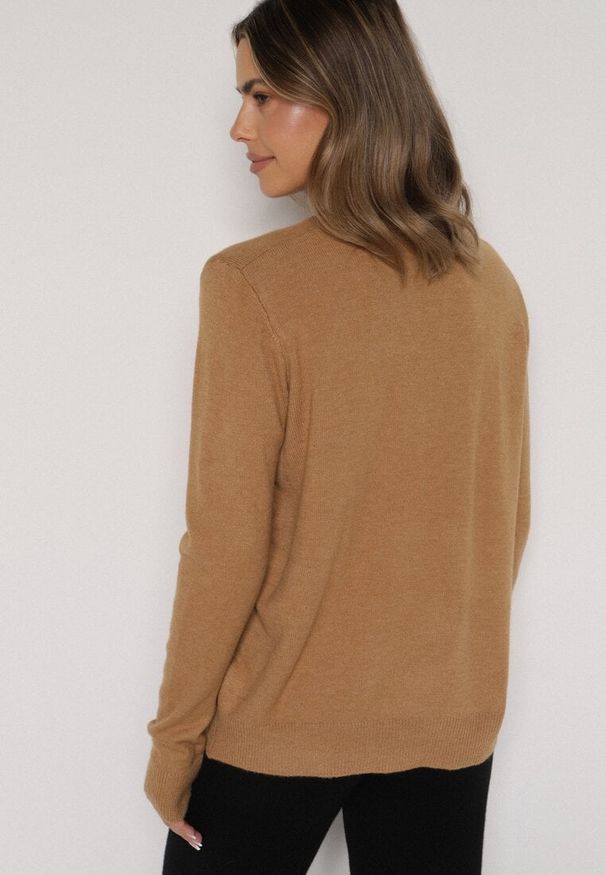 Born2be - Brązowy Casualowy Sweter z Wełną i Bawełną Nedalla. Okazja: na co dzień. Kolor: brązowy. Materiał: wełna, bawełna. Długość rękawa: długi rękaw. Długość: długie. Styl: casual