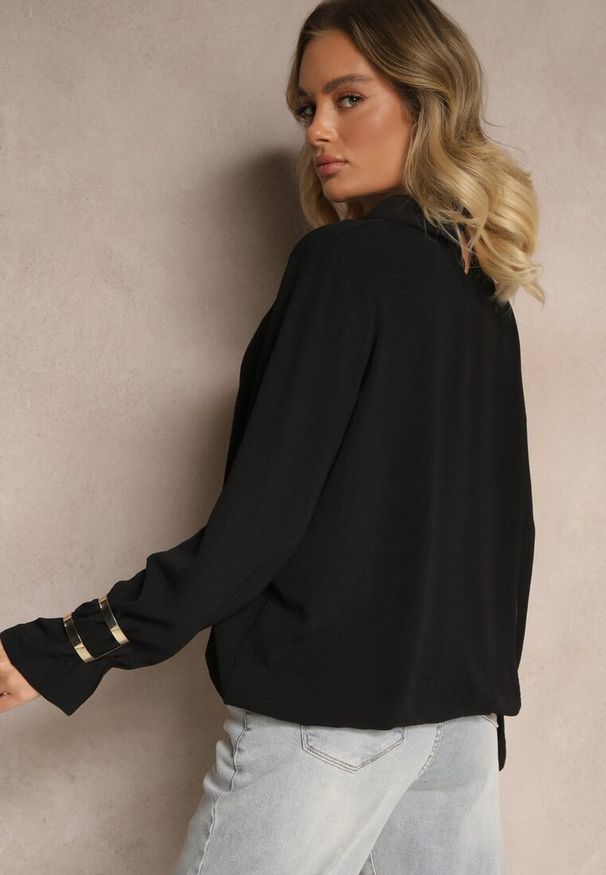 Renee - Czarna Koszula z Marszczeniem i Falbankami Aratara. Okazja: na co dzień. Typ kołnierza: kołnierz z falbankami. Kolor: czarny. Materiał: jeans. Styl: casual