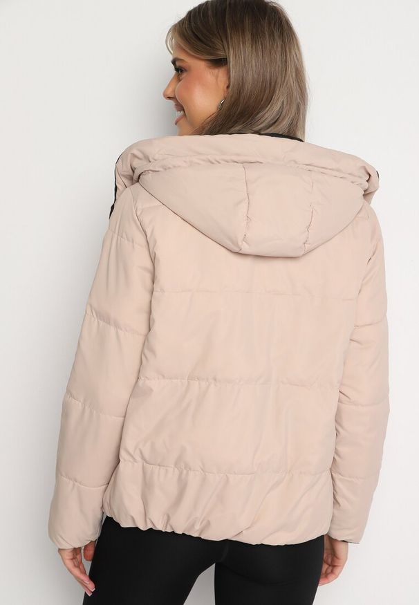 Born2be - Jasnobeżowa Dwustronna Kurtka Pikowana Ozdobiona Sznurkami Mivvena. Okazja: na co dzień. Kolor: beżowy. Materiał: jeans. Długość rękawa: długi rękaw. Długość: długie. Wzór: aplikacja. Styl: casual