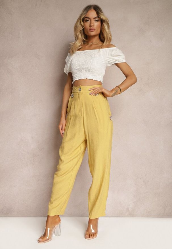 Renee - Żółte Spodnie High Waist Ozdobione Cyrkoniami Sajara. Stan: podwyższony. Kolor: żółty. Materiał: tkanina. Wzór: aplikacja. Sezon: lato