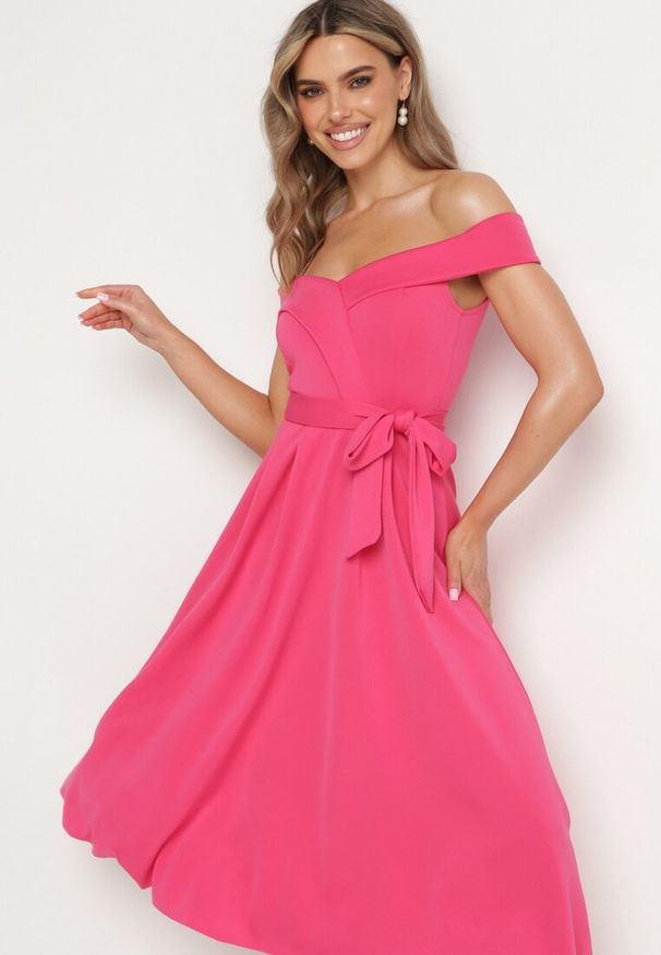 Born2be - Fuksjowa Elegancka Sukienka o Fasonie Hiszpanki z Materiałowym Paskiem Xaelia. Typ kołnierza: dekolt hiszpanka. Kolor: różowy. Materiał: materiał. Styl: elegancki