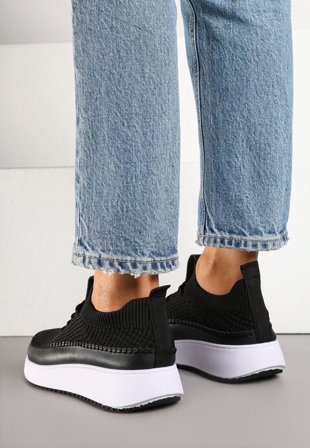 Renee - Czarne Buty Sportowe Sneakersy z Siateczkową Cholewką Helazia. Okazja: na co dzień. Kolor: czarny. Materiał: jeans. Szerokość cholewki: normalna