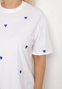 Born2be - Biało-Niebieski Bawełniany T-shirt Zdobiony Haftem w Kształcie Serc Naloree. Okazja: na co dzień. Kolekcja: plus size. Kolor: biały. Materiał: bawełna. Wzór: aplikacja, haft. Styl: klasyczny, elegancki, casual