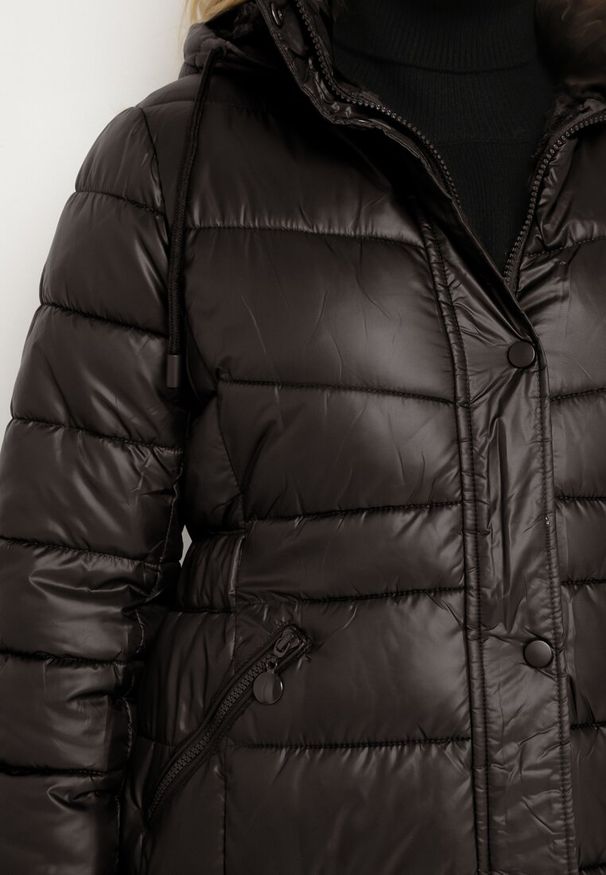 Born2be - Czarna Kurtka Pikowana o Długim Kroju z Kapturem i Dwustronnym Suwakiem Sanasira. Okazja: na co dzień. Typ kołnierza: kaptur. Kolor: czarny. Materiał: jeans, polar. Długość: długie. Styl: casual