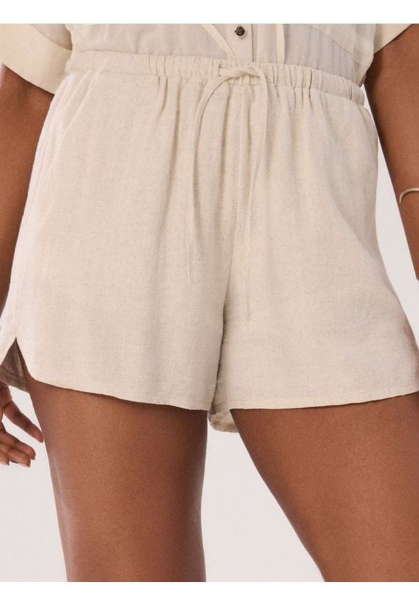 Sinsay - Wiskozowe szorty z domieszką lnu - kremowy. Kolor: kremowy. Materiał: len, wiskoza
