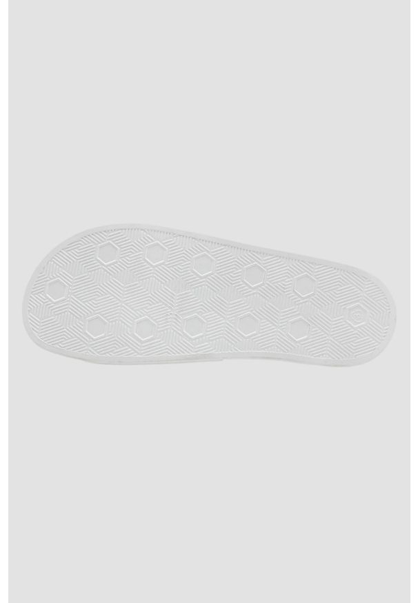 Versace Jeans Couture - VERSACE JEANS COUTURE Białe klapki Fondo Slide DIS. SQ4. Kolor: biały