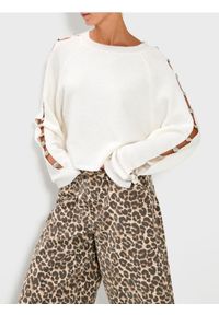 Sinsay - Sweter ze zdrobieniami na rękawach - biały. Kolor: biały #1