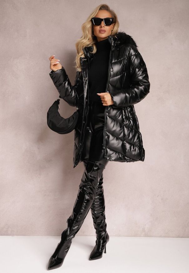 Renee - Czarna Pikowana Kurtka z Odpinanym Kapturem i Ozdobnym Futerkiem Ainoa. Okazja: na spacer, na co dzień. Kolor: czarny. Materiał: futro. Sezon: zima. Styl: elegancki, casual