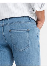 Ombre Clothing - Klasyczne męskie spodnie jeansy SLIM FIT z elastanem – jasnoniebieskie V2. Kolor: niebieski. Materiał: jeans, elastan. Wzór: gładki, jednolity. Styl: klasyczny