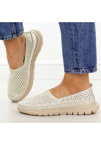 Beżowe ażurowe półbuty damskie Sergio Leone Mk099H. Okazja: na spacer, na co dzień. Nosek buta: okrągły. Zapięcie: bez zapięcia. Kolor: beżowy. Szerokość cholewki: normalna. Wzór: ażurowy. Materiał: skóra. Sezon: wiosna, lato. Styl: casual, elegancki, klasyczny #1